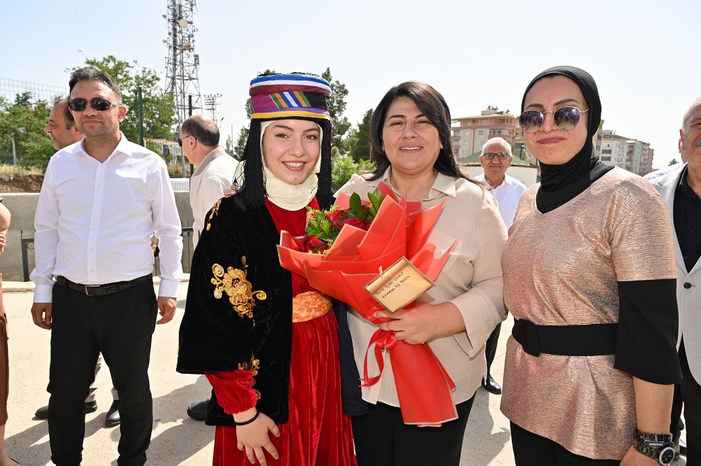 Valimizin Eşi Dr. Ayten Canalp Halk Eğitim Merkezi'nin Yılsonu Sergisi'ne Katıldı