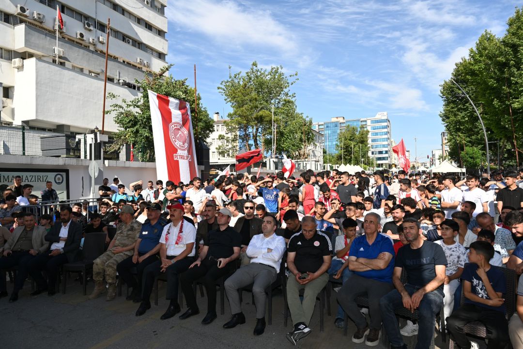 Valimiz, Altınordu-Petrolspor Maçını Dev Ekrandan Futbolseverlerle Birlikte izledi